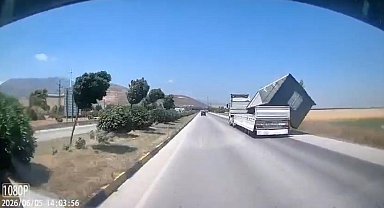 TIR'da yüklü konteyner, fırtınada düştü; o anlar kamerada