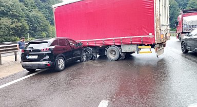 TIR'dan ayrılan dorseye çarpan otomobildeki 2 kişi yaralandı
