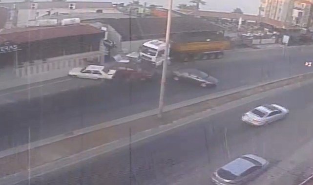 TIR'ın 5 araca çarptığı kaza kamerada