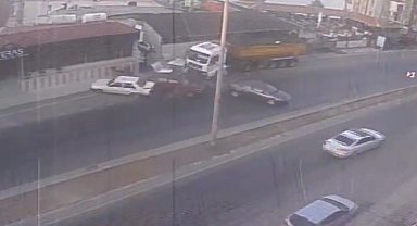 TIR'ın 5 araca çarptığı kaza kamerada