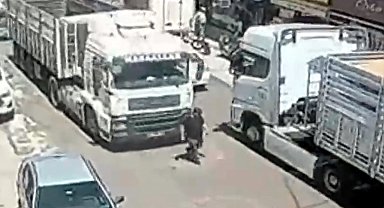 TIR'ın çarptığı yaya öldü; kaza kamerada