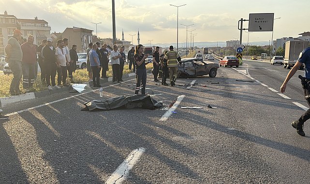 TIR'la çarpışan otomobil takla atıp karşı şeride geçti; 1 ölü, 2 yaralı