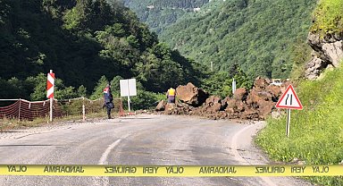 Trabzon-Bayburt kara yolu heyelan nedeniyle ulaşıma kapandı