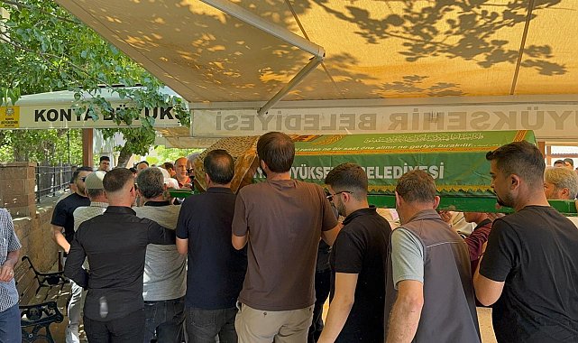 Tur midibüsünün devrildiği kazada ölenler, Konya'da toprağa verildi