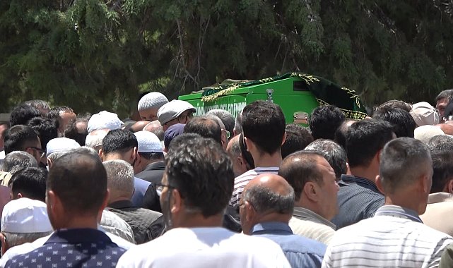 Tur midibüsünün devrildiği kazada ölenler, Konya'da toprağa veriliyor