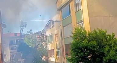 Tuzla'da 4 katlı binanın çatısında çıkan yangın yandaki apartmana sıçradı