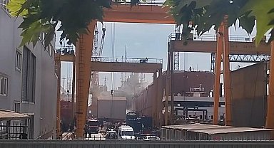 Tuzla'da tersanede gemide yangın-1