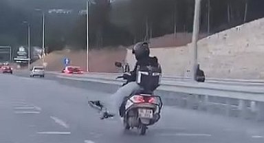 Ümraniye'de seyir halindeki motokuryenin tehlikeli yolculuğu kamerada