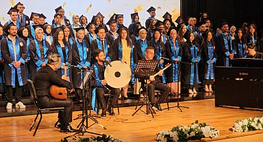 Üniversiteden dereceyle mezun olup, veda konserinde sahne aldı