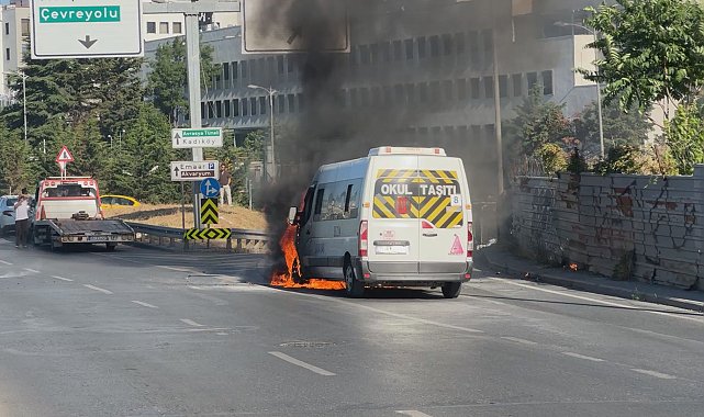Üsküdar'da seyir halindeki servis minibüsü alev alev yandı