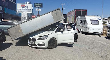 Üzerine reklam totemi devrilen otomobilin sürücüsü yara almadan kurtuldu