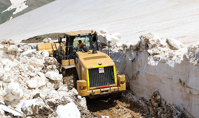 Van'da 3 bin 800 rakımda karla mücadele çalışması