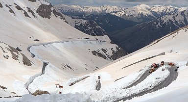 Van'da Bahçesaray yolu fiziki olarak açıldı; çığ riski nedeniyle araç geçişine izin yok