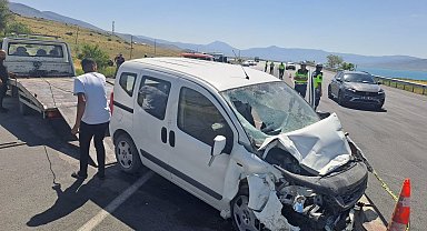 Van'da hafif ticari araç, park halindeki askeri araca çarptı; 1 şehit, 4'ü asker 5 yaralı