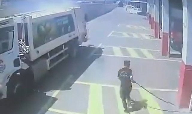 Yangın çıkan çöp kamyonunu itfaiye istasyonuna götürdü; o anlar kamerada