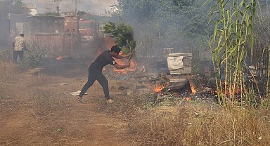Yangına kovalarla su taşıyıp, dallarla alevleri söndürmeye çalıştılar