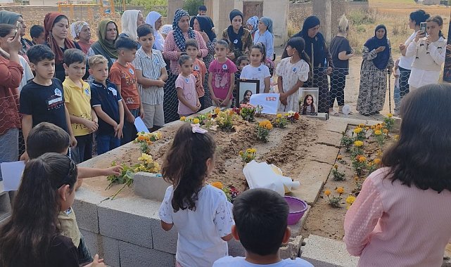 Yangında ölen Melike'nin karnesi, okul sırası ve mezarına bırakıldı