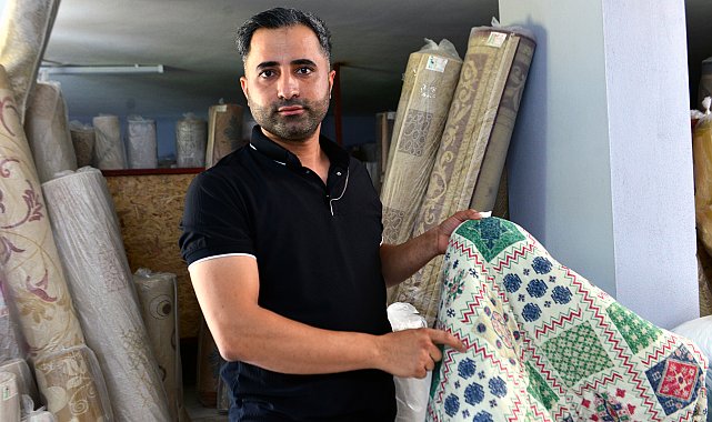 Yıkamak için aldığı battaniyeden çıkan parayı müşterisine geri verdi, kadın ise poşeti sordu