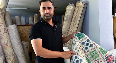 Yıkamak için aldığı battaniyeden çıkan parayı müşterisine geri verdi, kadın ise poşeti sordu