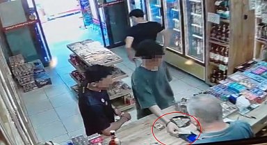 Yolda buldukları kredi kartıyla alışveriş yapan şüpheliler kamerada