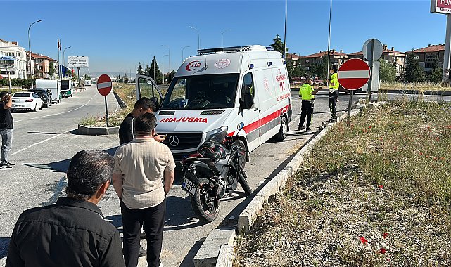 Yön levhasına çarpan motosikletin sürücüsü ağır yaralandı