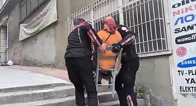 Yunus polisi, yürüteciyle giderken zorlanan kadını sandalyeyle taşıyıp evine bıraktı