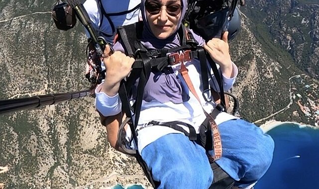 Yürüme engelli Münire, yamaç paraşütü ile uçma hayalini gerçekleştirdi