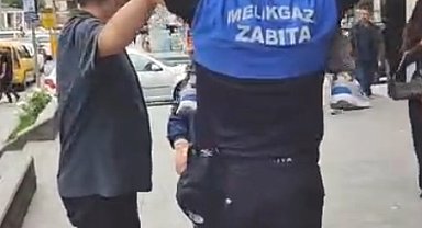 Zabıta memuru, kayıp çocuğu omzunda taşıyarak ailesine teslim etti