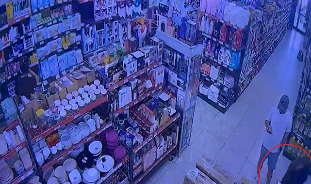 Zincir marketten televizyon çalan şüphelinin yakalandığı anlar kamerada