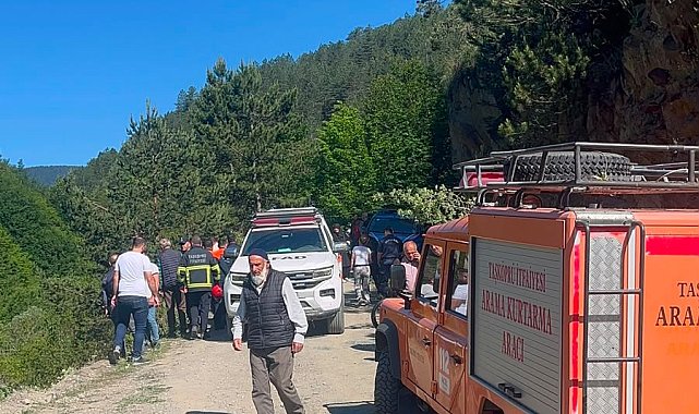 100 metrelik uçuruma yuvarlanan otomobildeki 2 kişi öldü