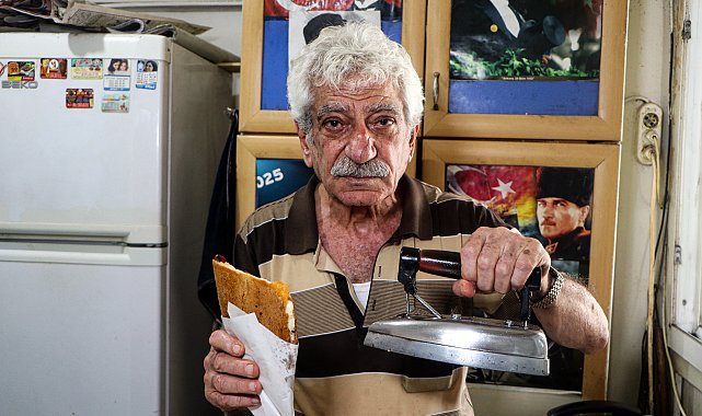 15 metrekarelik dükkanında, 50 yıldır aynı ütüyle 'ütü tostu' yapıyor
