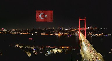15 Temmuz Demokrasi ve Milli Birlik Günü nedeniyle Şehitler Köprüsü'nde dron gösterisi gerçekleştirildi -1