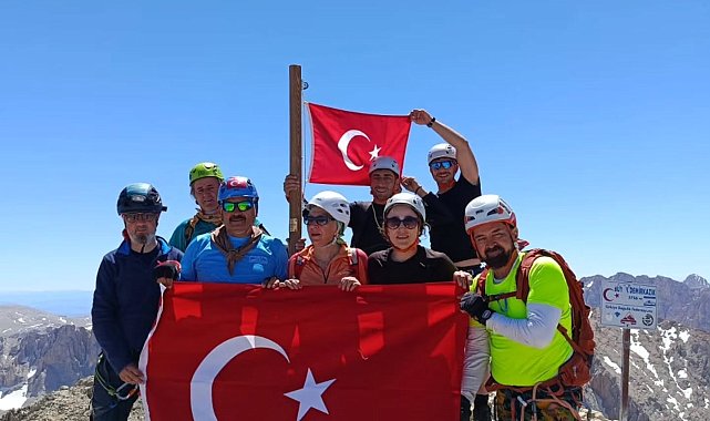 15 Temmuz şehitleri anısına Aladağlar'ın zirvesinde Türk bayrağını dalgalandırdılar