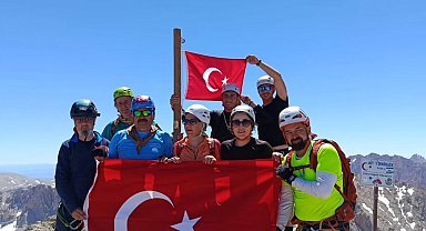 15 Temmuz şehitleri anısına Aladağlar'ın zirvesinde Türk bayrağını dalgalandırdılar