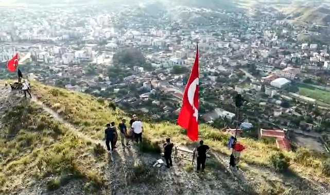1600 rakımlı Stare Dağı'na tırmanıp, yıpranan bayrağı yenisiyle değiştirdiler