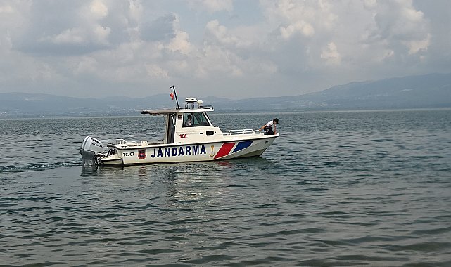 2 arkadaş, serinlemek için girdikleri İznik Gölü'nde kayboldu