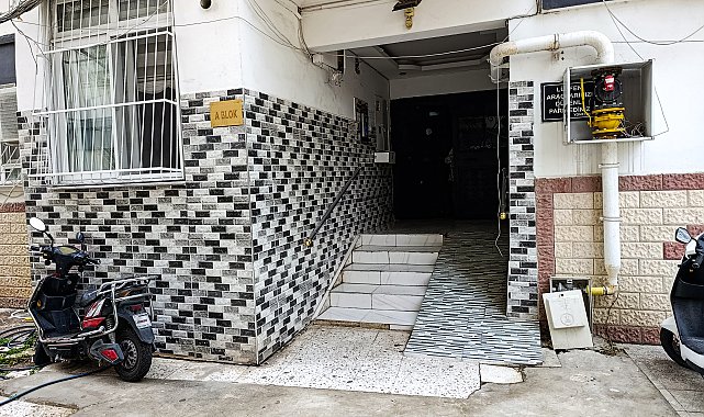 2 çocuğunun annesini çekiçle dövüp, bıçakla boğazını kesti