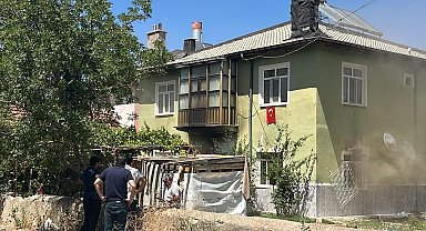 2 katlı evde yangın çıktı; içerideki 6 çocuğu itfaiyeciler kurtardı