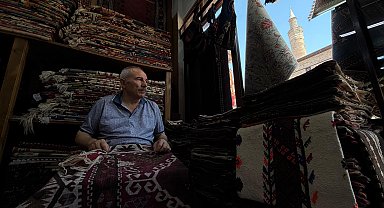 45 yıldır tarihi halılara hayat veriyor