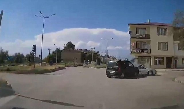 7 kişinin yaralandığı kaza araç kamerasında
