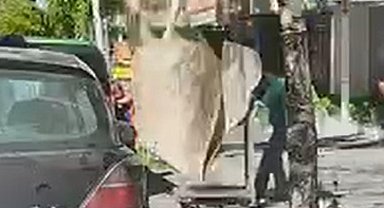 7'nci kattan düşen halı, mağaza çalışanının başına isabet etti