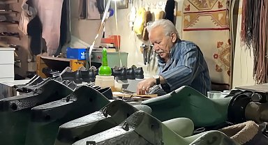9 yaşında çırak olarak başladığı mesleğinde 63 yıldır ayakkabı tamir edip, üretiyor