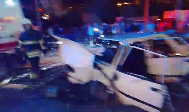 Adana'da kırmızı ışıkta bekleyen otomobile bir başka otomobil çarptı: 1 ölü, 3 yaralı