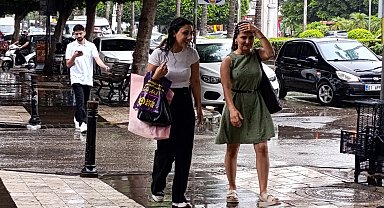 Adana'da yaz yağmuru hazırlıksız yakaladı