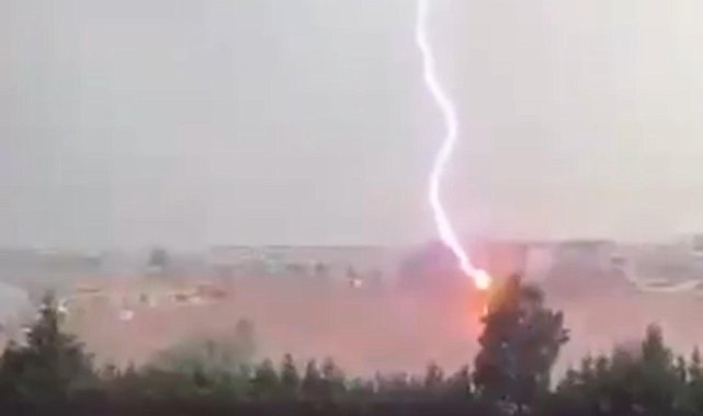 Ağaca yıldırım düşme anı kamerada