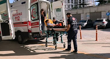 Ailesinin anahtarı unuttuğu çocuk, eve girmek için tırmandığı 2'nci kat balkonundan düşerek yaralandı