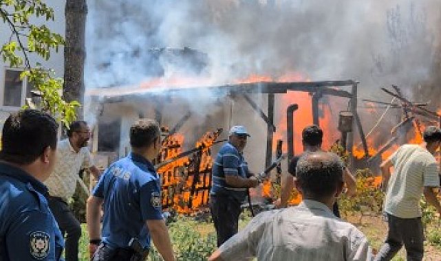 Amasya'da depo ve kameriye yandı