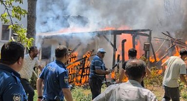 Amasya'da depo ve kameriye yandı