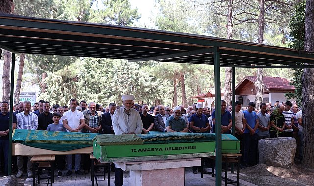 Amasya'daki kazada ölen anne ve 2 oğlu toprağa verildi