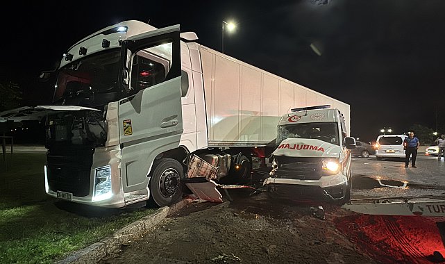 Ambulansla TIR çarpıştı; 3'ü sağlıkçı, 6 yaralı